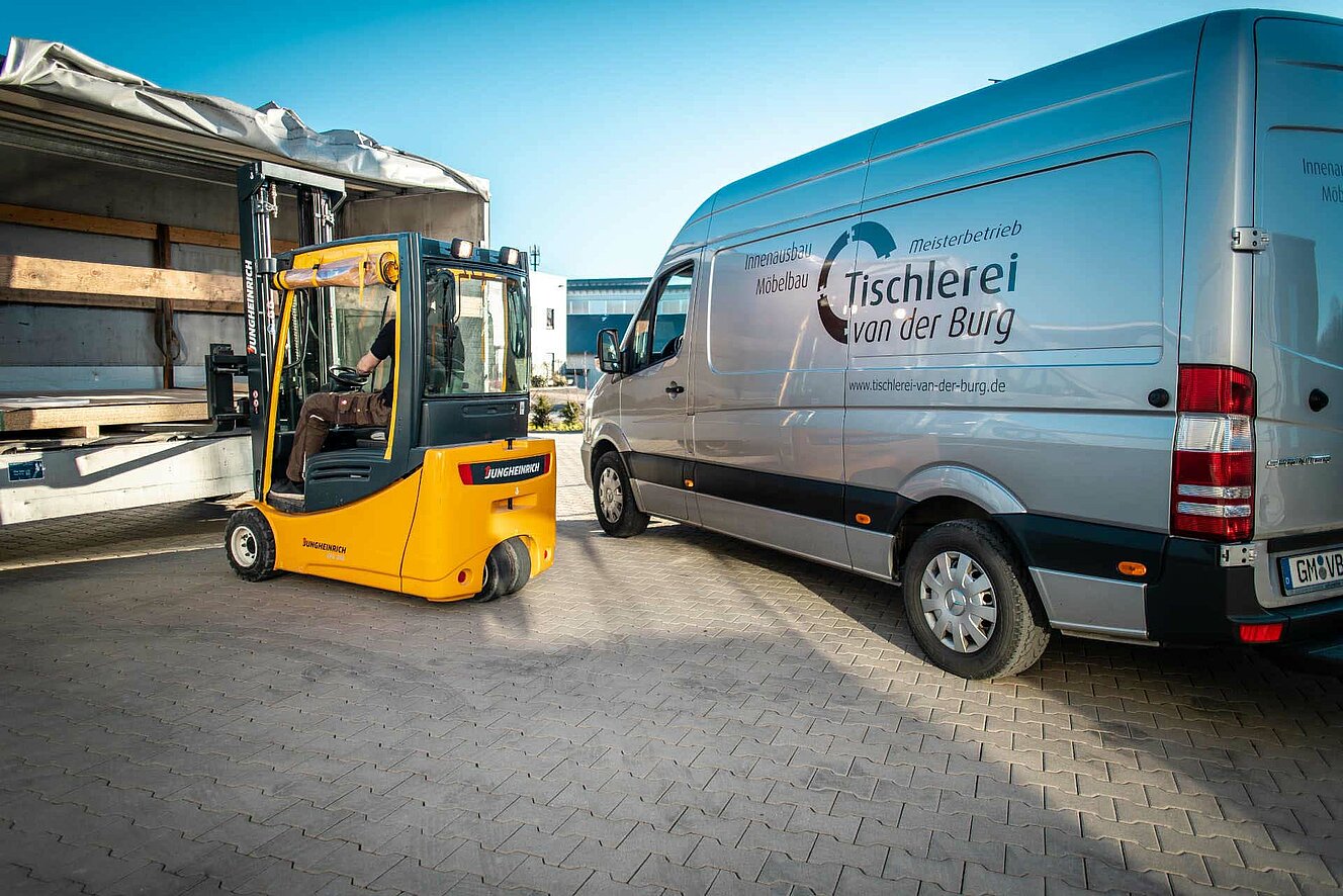 Transportfahrzeug derTischlerei van der Burg wird beladen