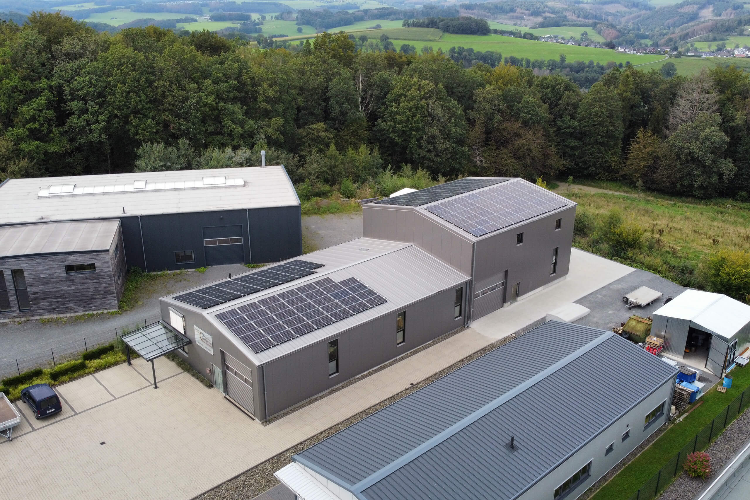 Drohnenaufnahme der moderne Solaranlage auf den Dächern des Firmengebäudes der Tischlerei van der Burg
